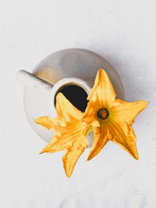 Flores de calabacín y vasija